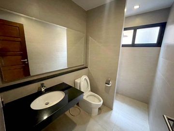 Partly furnished Pool villa 4 Bedrooms for sale in Chaiyapruek Land and House Park