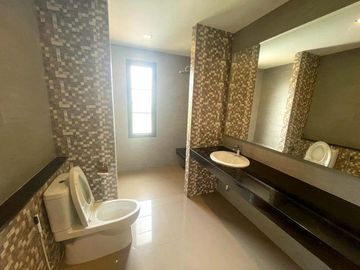 Partly furnished Pool villa 4 Bedrooms for sale in Chaiyapruek Land and House Park
