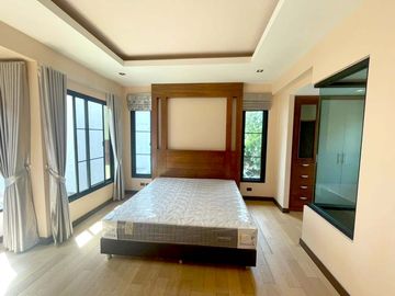 Partly furnished Pool villa 4 Bedrooms for sale in Chaiyapruek Land and House Park
