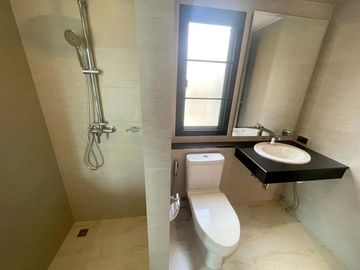 Partly furnished Pool villa 4 Bedrooms for sale in Chaiyapruek Land and House Park