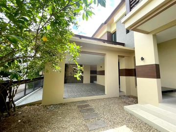 Partly furnished Pool villa 4 Bedrooms for sale in Chaiyapruek Land and House Park