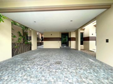 Partly furnished Pool villa 4 Bedrooms for sale in Chaiyapruek Land and House Park