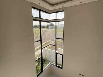 33M MODERN BRAND NEW HOUSE IN NUVALI VENARE