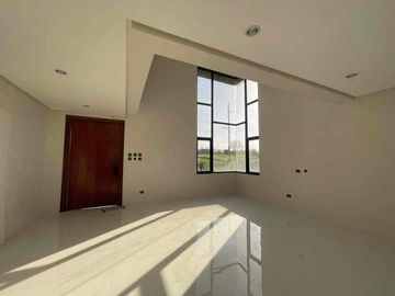 33M MODERN BRAND NEW HOUSE IN NUVALI VENARE