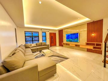 Just a 5-minute stroll to SM Southmall! 🛍️ This spacious 3-storey duplex in Pilar Village, Las Piñas, offers comfort and convenience in one perfect pa