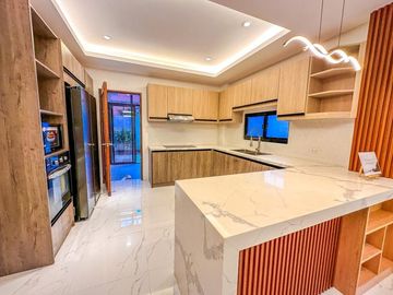 Just a 5-minute stroll to SM Southmall! 🛍️ This spacious 3-storey duplex in Pilar Village, Las Piñas, offers comfort and convenience in one perfect pa