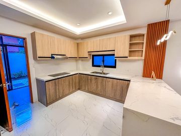 Just a 5-minute stroll to SM Southmall! 🛍️ This spacious 3-storey duplex in Pilar Village, Las Piñas, offers comfort and convenience in one perfect pa