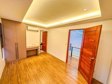 Just a 5-minute stroll to SM Southmall! 🛍️ This spacious 3-storey duplex in Pilar Village, Las Piñas, offers comfort and convenience in one perfect pa