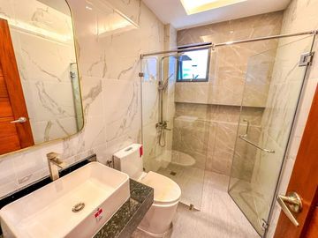 Just a 5-minute stroll to SM Southmall! 🛍️ This spacious 3-storey duplex in Pilar Village, Las Piñas, offers comfort and convenience in one perfect pa