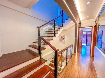 Just a 5-minute stroll to SM Southmall! 🛍️ This spacious 3-storey duplex in Pilar Village, Las Piñas, offers comfort and convenience in one perfect pa