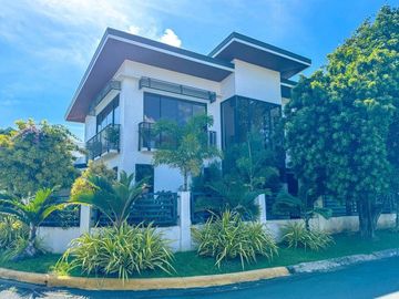 Magnificent 5 Bedroom 2-storey House and Lot for Sale in Las Piñas City