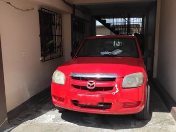 Oportunidad Única: Encantadora Casa Rentera con Patio y Garaje y 3 Departamentos, ¡Ideal para Invertir!