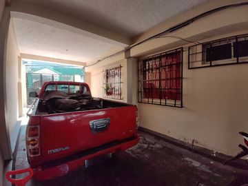 Oportunidad Única: Encantadora Casa Rentera con Patio y Garaje y 3 Departamentos, ¡Ideal para Invertir!