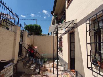 Oportunidad Única: Encantadora Casa Rentera con Patio y Garaje y 3 Departamentos, ¡Ideal para Invertir!