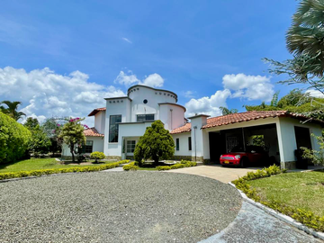 Extraordinaria casa campestre con piscina en la entrada 4 de Cerritos Las Cascadas. Sazugua. Pereira - Colombia.