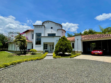 Extraordinaria casa campestre con piscina en la entrada 4 de Cerritos Las Cascadas. Sazugua. Pereira - Colombia.