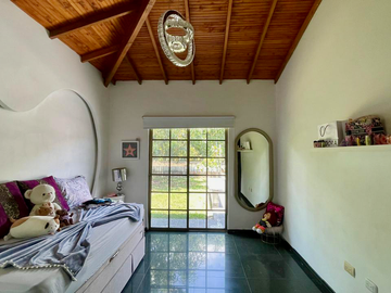 Extraordinaria casa campestre con piscina en la entrada 4 de Cerritos Las Cascadas. Sazugua. Pereira - Colombia.