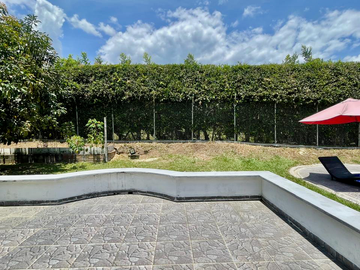 Extraordinaria casa campestre con piscina en la entrada 4 de Cerritos Las Cascadas. Sazugua. Pereira - Colombia.