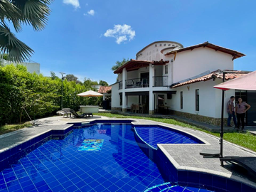 Extraordinaria casa campestre con piscina en la entrada 4 de Cerritos Las Cascadas. Sazugua. Pereira - Colombia.