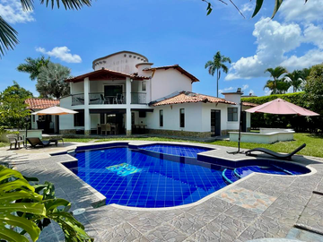 Extraordinaria casa campestre con piscina en la entrada 4 de Cerritos Las Cascadas. Sazugua. Pereira - Colombia.