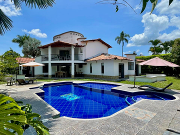 Extraordinaria casa campestre con piscina en la entrada 4 de Cerritos Las Cascadas. Sazugua. Pereira - Colombia.