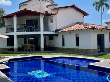 Extraordinaria casa campestre con piscina en la entrada 4 de Cerritos Las Cascadas. Sazugua. Pereira - Colombia.