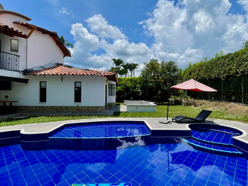 Extraordinaria casa campestre con piscina en la entrada 4 de Cerritos Las Cascadas. Sazugua. Pereira - Colombia.