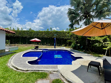 Extraordinaria casa campestre con piscina en la entrada 4 de Cerritos Las Cascadas. Sazugua. Pereira - Colombia.