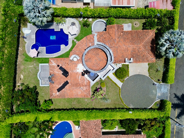 Extraordinaria casa campestre con piscina en la entrada 4 de Cerritos Las Cascadas. Sazugua. Pereira - Colombia.