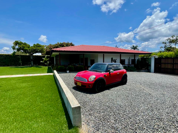 Extraordinaria casa campestre sobre la vía con piscina en la entrada 4 de Cerritos Las Cascadas. Sazugua. Pereira - Colombia.