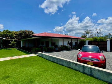 Extraordinaria casa campestre sobre la vía con piscina en la entrada 4 de Cerritos Las Cascadas. Sazugua. Pereira - Colombia.