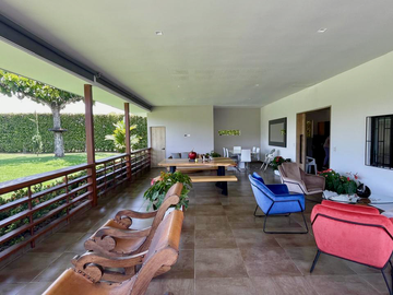 Extraordinaria casa campestre sobre la vía con piscina en la entrada 4 de Cerritos Las Cascadas. Sazugua. Pereira - Colombia.
