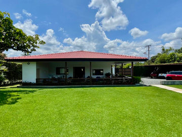 Extraordinaria casa campestre sobre la vía con piscina en la entrada 4 de Cerritos Las Cascadas. Sazugua. Pereira - Colombia.