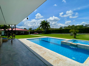 Extraordinaria casa campestre sobre la vía con piscina en la entrada 4 de Cerritos Las Cascadas. Sazugua. Pereira - Colombia.