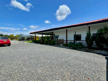 Extraordinaria casa campestre sobre la vía con piscina en la entrada 4 de Cerritos Las Cascadas. Sazugua. Pereira - Colombia.