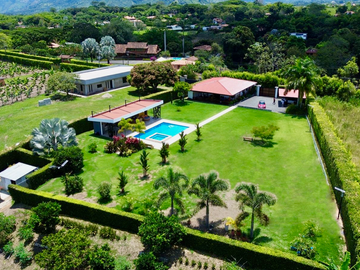 Extraordinaria casa campestre sobre la vía con piscina en la entrada 4 de Cerritos Las Cascadas. Sazugua. Pereira - Colombia.