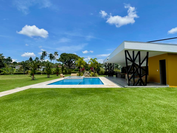 Extraordinaria casa campestre sobre la vía con piscina en la entrada 4 de Cerritos Las Cascadas. Sazugua. Pereira - Colombia.