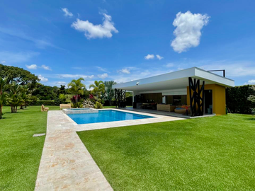 Extraordinaria casa campestre sobre la vía con piscina en la entrada 4 de Cerritos Las Cascadas. Sazugua. Pereira - Colombia.