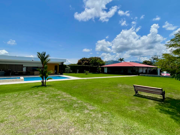 Extraordinaria casa campestre sobre la vía con piscina en la entrada 4 de Cerritos Las Cascadas. Sazugua. Pereira - Colombia.