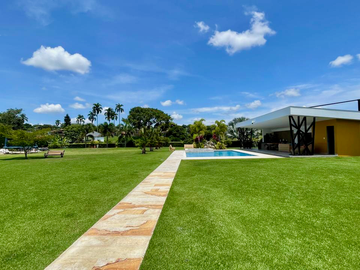 Extraordinaria casa campestre sobre la vía con piscina en la entrada 4 de Cerritos Las Cascadas. Sazugua. Pereira - Colombia.