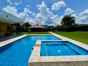 Extraordinaria casa campestre sobre la vía con piscina en la entrada 4 de Cerritos Las Cascadas. Sazugua. Pereira - Colombia.