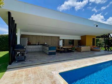 Extraordinaria casa campestre sobre la vía con piscina en la entrada 4 de Cerritos Las Cascadas. Sazugua. Pereira - Colombia.