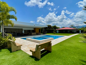 Extraordinaria casa campestre sobre la vía con piscina en la entrada 4 de Cerritos Las Cascadas. Sazugua. Pereira - Colombia.