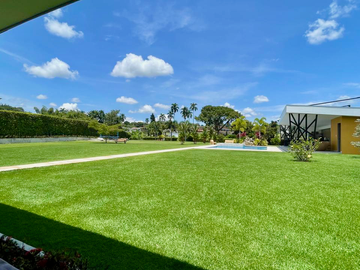 Extraordinaria casa campestre sobre la vía con piscina en la entrada 4 de Cerritos Las Cascadas. Sazugua. Pereira - Colombia.