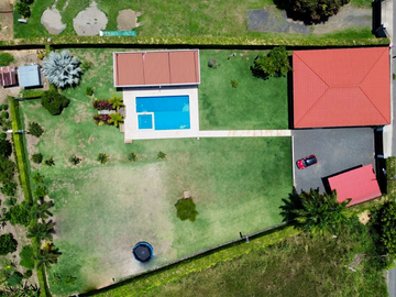 Extraordinaria casa campestre sobre la vía con piscina en la entrada 4 de Cerritos Las Cascadas. Sazugua. Pereira - Colombia.