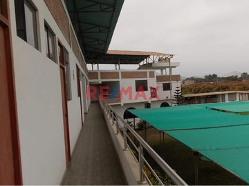 ¡Casa De Campo Recreacional En Venta Con 2 Piscinas Laredo!