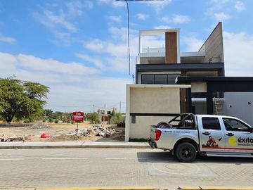 VENDO TERRENO EN LA RESIDENCIAL LAS ACACIAS DE MIRAFLORES, CASTILLA