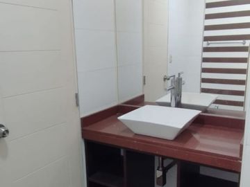 VENDO DUPLEX 150m2 LOS OLIVOS: EDIFICIO MODERNO