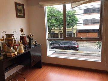 ¡OCASIÓN! SE VENDE LINDO Y AMPLIO DEPARTAMENTO + COCHERA + 01 DEPÓSITO - EN CALLE ITALIA , MIRAFLORES