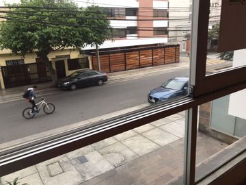 ¡OCASIÓN! SE VENDE LINDO Y AMPLIO DEPARTAMENTO + COCHERA + 01 DEPÓSITO - EN CALLE ITALIA , MIRAFLORES